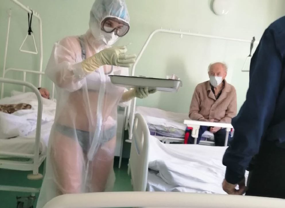 Медсестра Тульской ОКБ появилась перед пациентами в защитном костюме поверх купальника