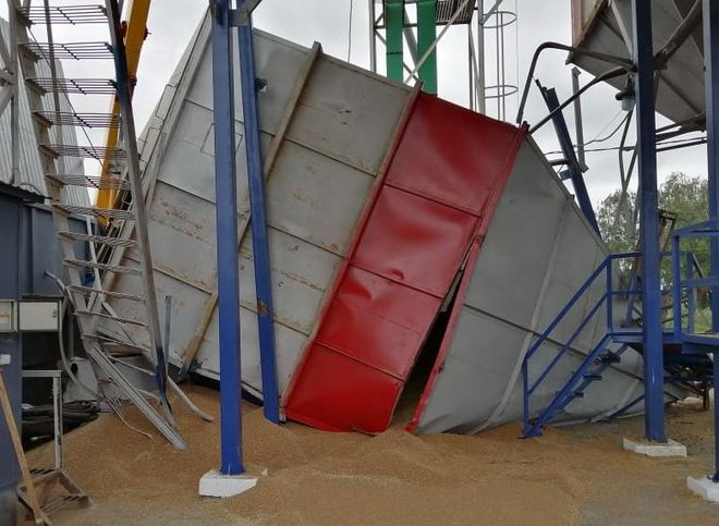Под Спасском 40-тонный бункер с зерном рухнул на 20-летнего рабочего