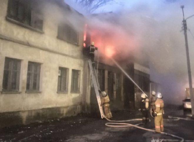 В Шлаковом загорелся двухэтажный дом