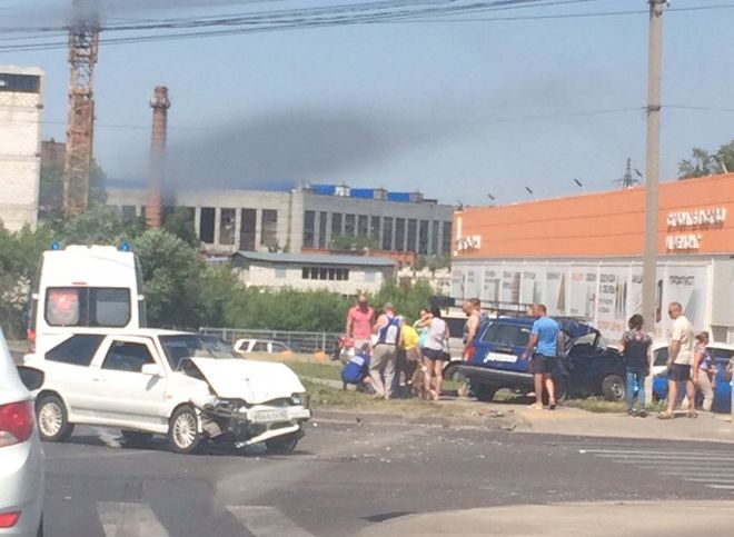 На пересечении улиц Зубковой и Тимуровцев столкнулись две легковушки