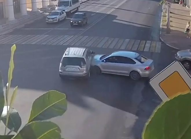 На видео попал момент ДТП с легковушкой и внедорожником в центре Рязани