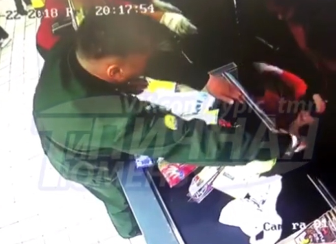 В тюменской «Пятерочке» кассира жестоко избили замороженной курицей (видео)