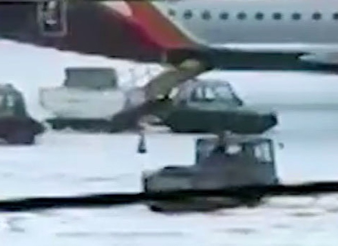 В  аэропорту Шереметьево водитель погрузчика устроил опасный дрифт (видео)