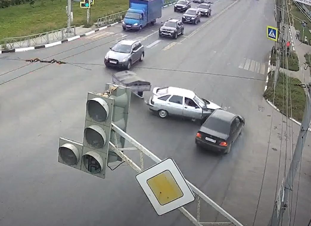 Столкновение «Лады» и иномарки на Московском шоссе попало на видео