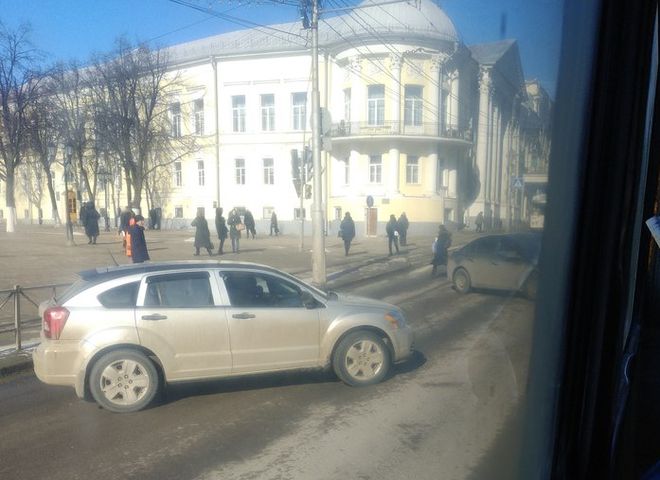На улице Ленина столкнулись маршрутка и две легковушки