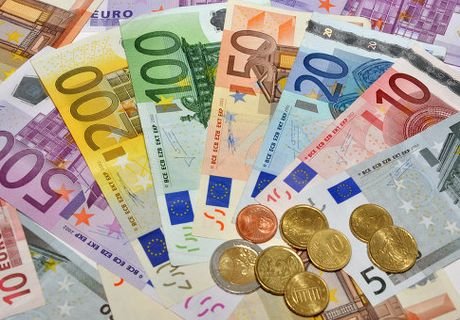 Курс евро упал ниже 74 рублей впервые с декабря