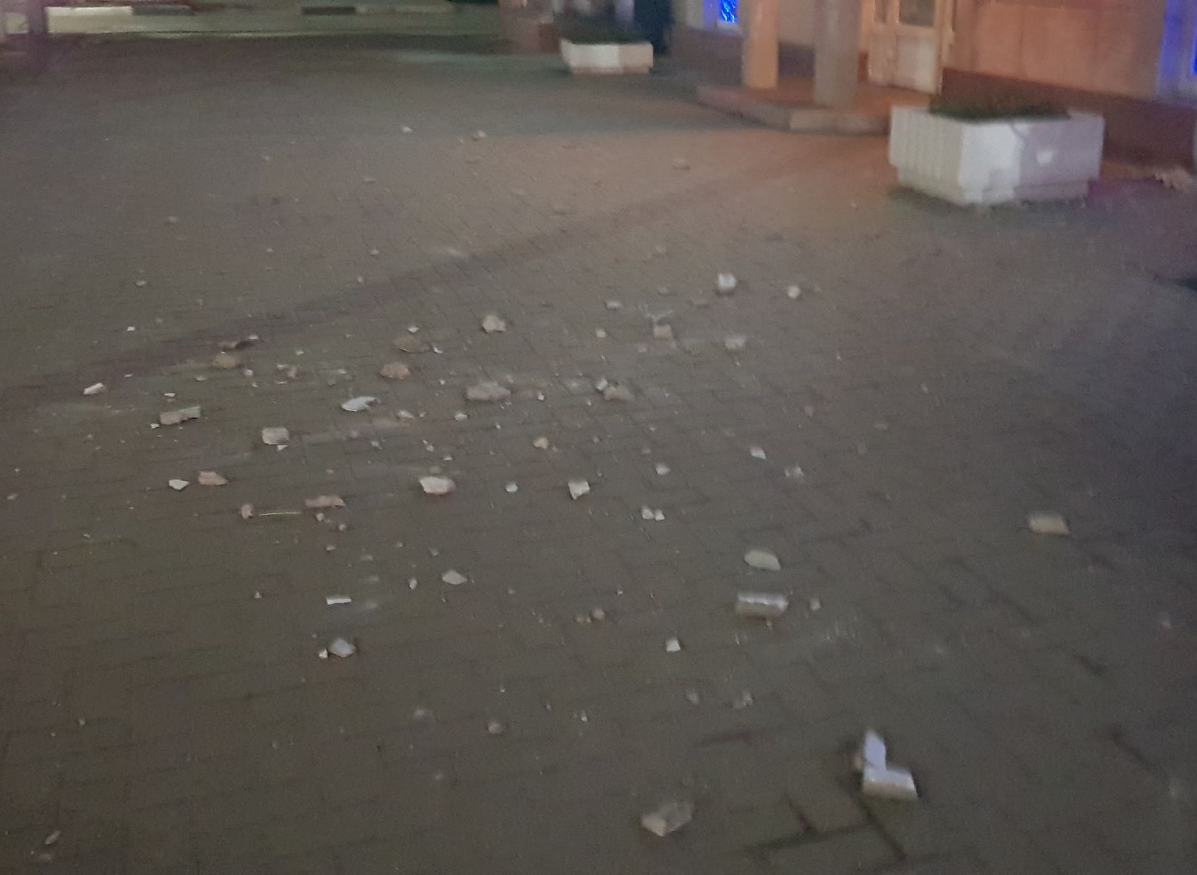 На Первомайском проспекте на тротуар рухнула часть карниза