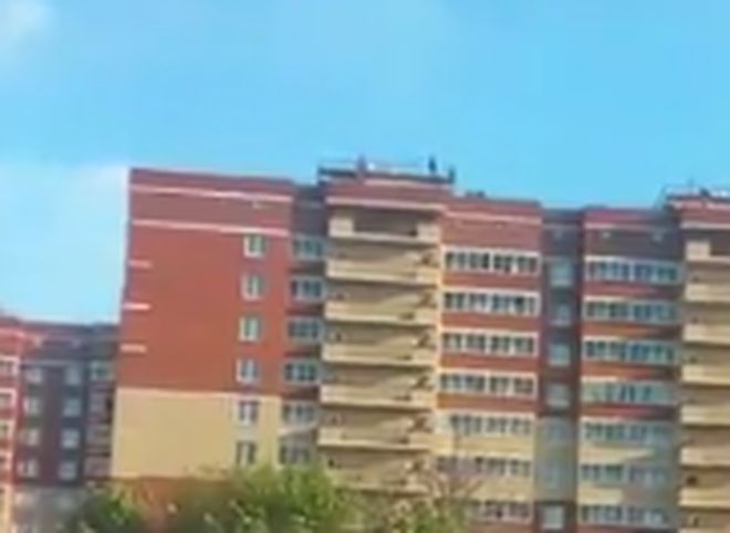 В Рязани засняли детей, играющих в мяч на крыше многоэтажки
