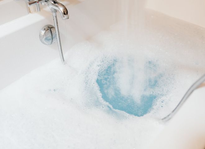 В Санкт-Петербурге школьница уронила телефон в ванную с водой и погибла