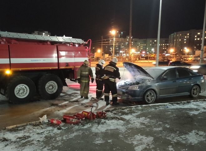 Загоревшийся на улице Зубковой автомобиль потушили очевидцы