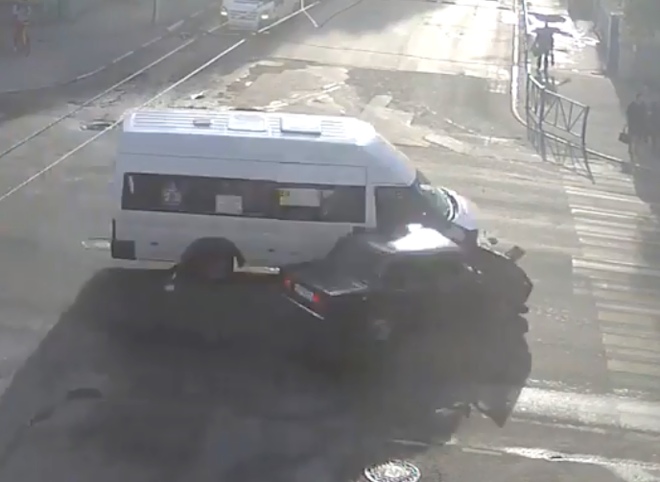 Момент ДТП с участием маршрутки на улице Циолковского попал на видео