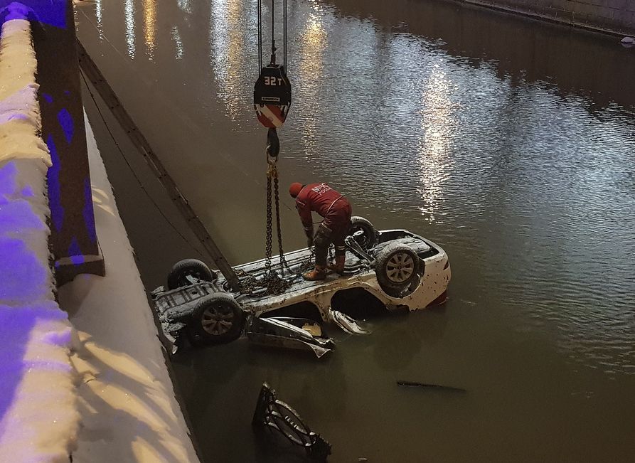 В центре Москвы автомобиль упал в реку