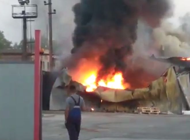 При пожаре на складе в Рязанском районе пострадал 30-летний мужчина
