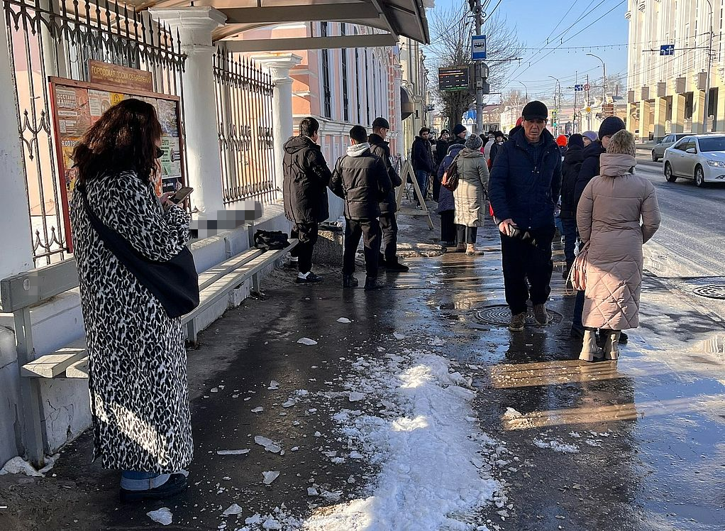 На улице Ленина на прохожих с козырька остановки рухнул снег со льдом