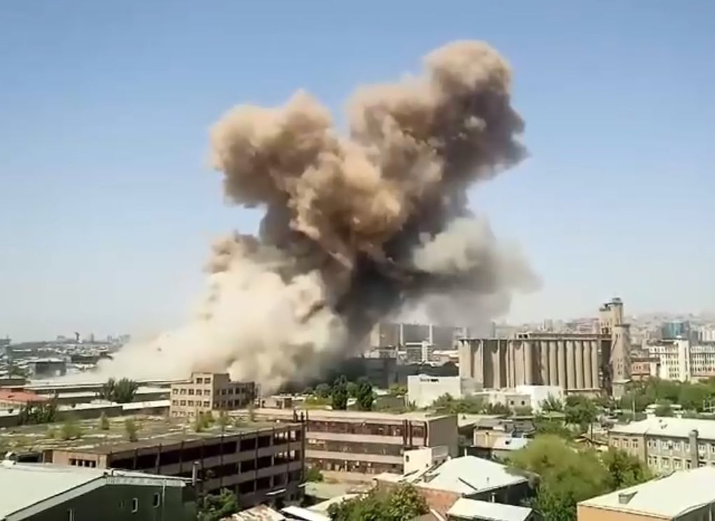 В Ереване в торговом центре прогремел взрыв
