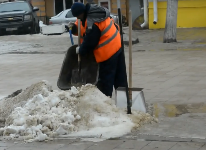 Видео: на улице Почтовой коммунальщики «прячут» песок в сугроб