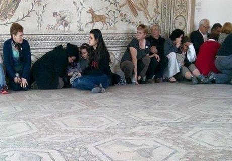 Восемь туристов убиты при захвате музея в Тунисе
