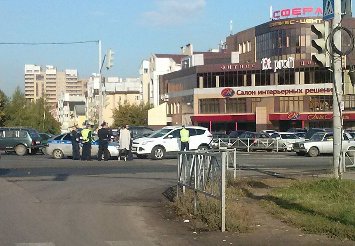 Полицейский автомобиль попал в ДТП у гипермаркета «Глобус»