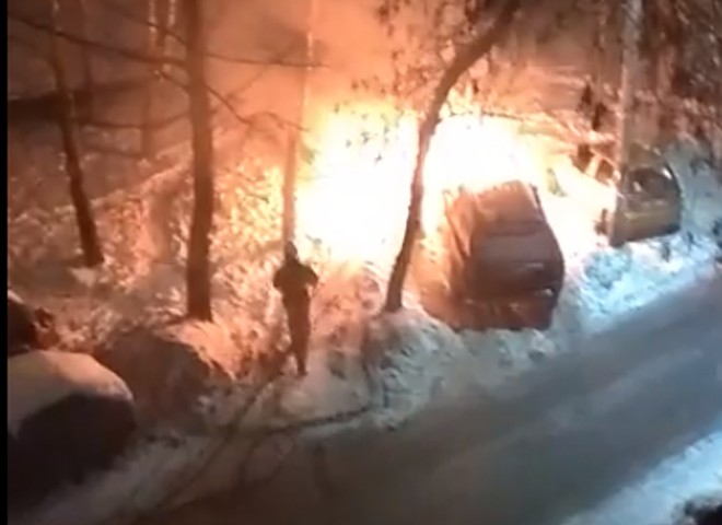 На улице Бирюзова сгорел автомобиль (видео)