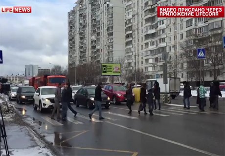Обманутые дольщики перекрыли проспект в Москве