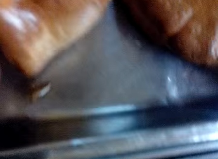 Видео: таракан бегает по булочкам в гипермаркете «Глобус»