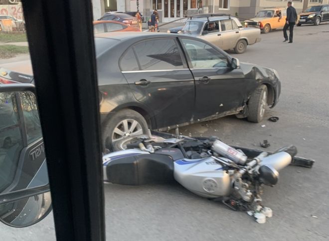 На Касимовском шоссе столкнулись Chevrolet и мотоцикл