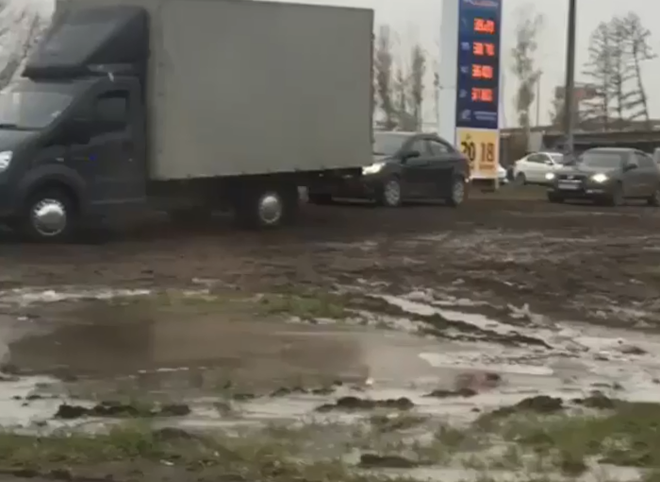 Видео: на развязке трассы М5 в Рязани водители «срезают» по газону