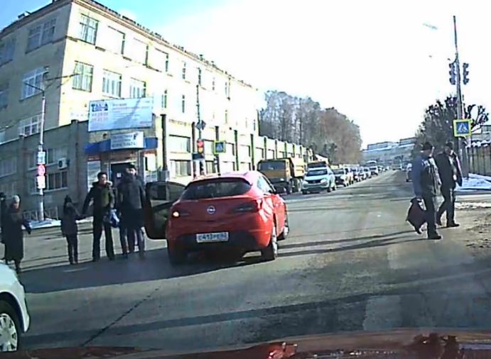 Рязанская полиция проверит видео нападения водителя на мужчину с ребенком