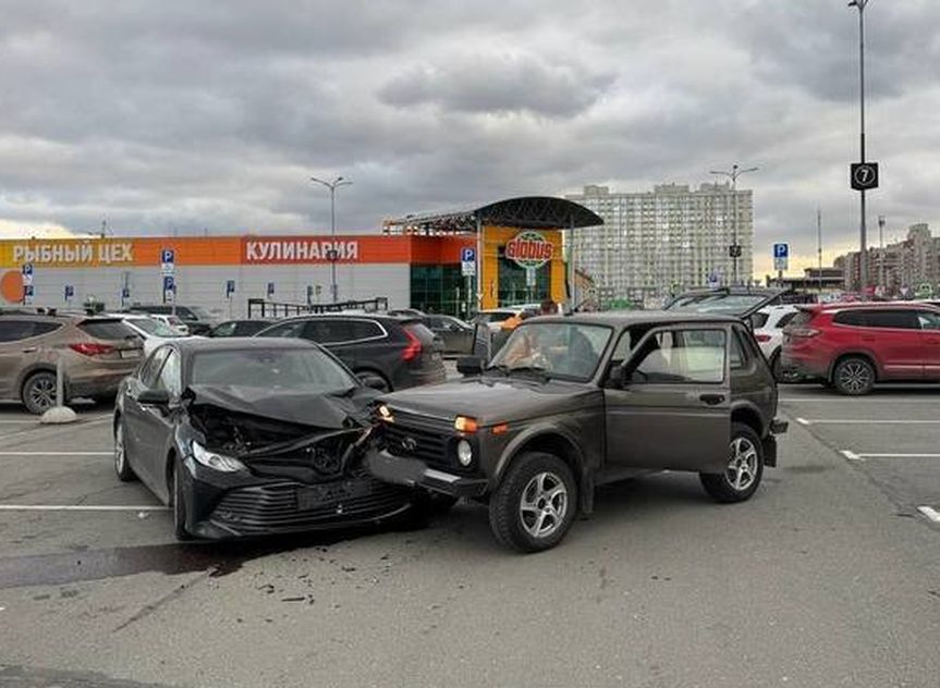 На парковке «Глобуса» произошло ДТП с пострадавшим