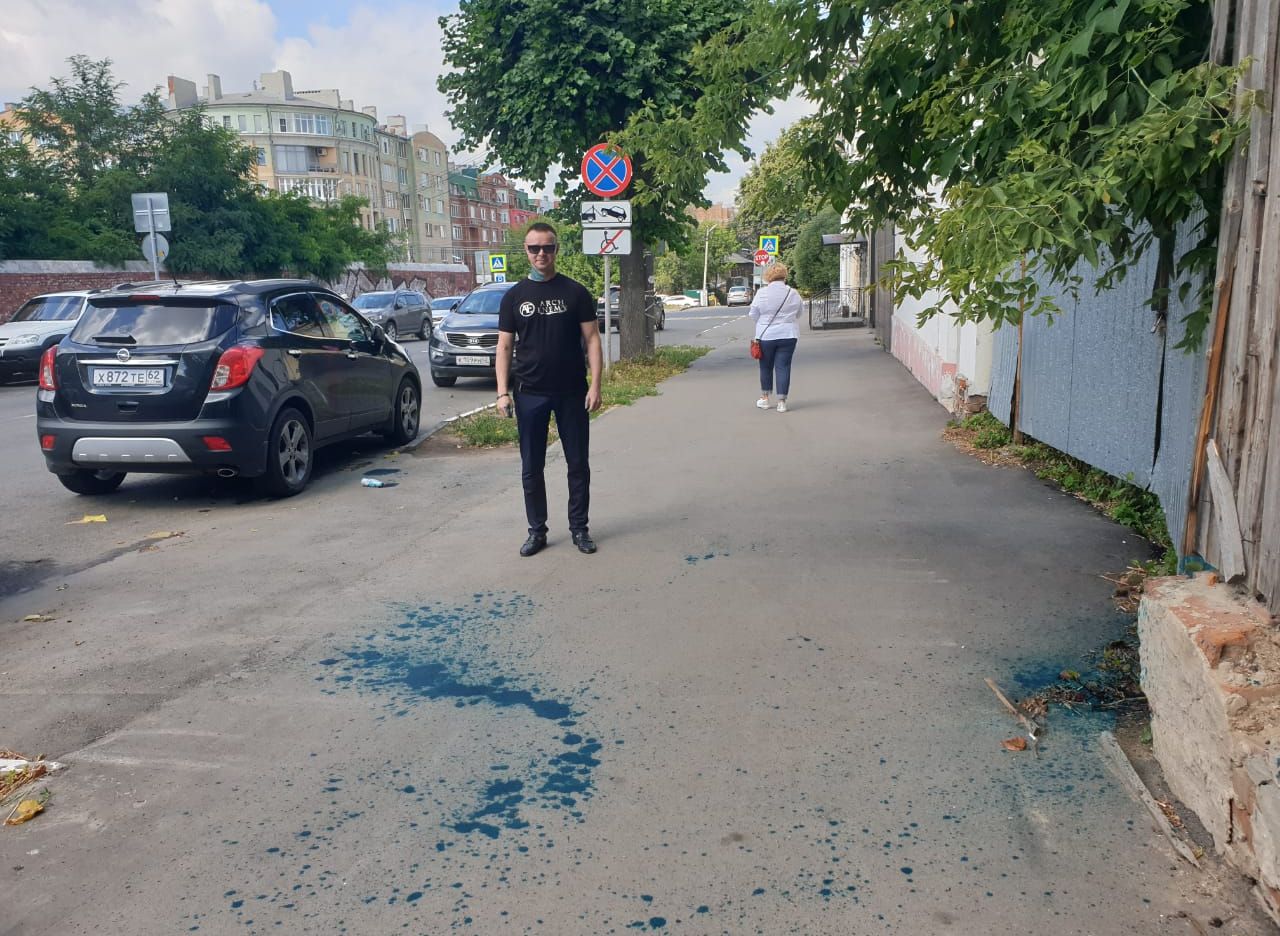 Рязанского журналиста Михаила Комарова пытались облить зеленкой на улице