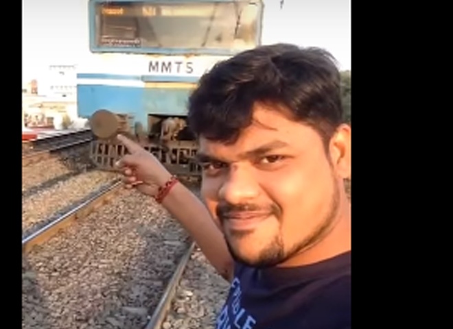 Молодой человек хотел сделать селфи, но снял, как его сбивает поезд