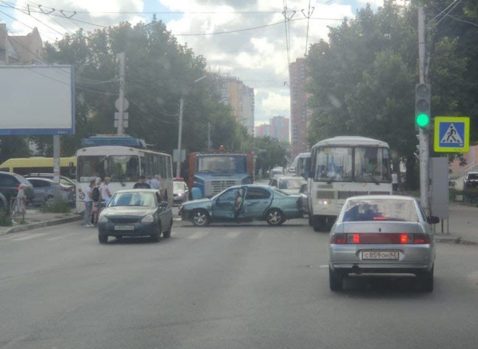 На улице Грибоедова случилась массовая авария