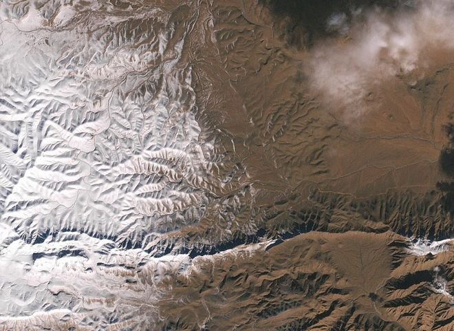 Фото: Сахару под снегом засняли из космоса