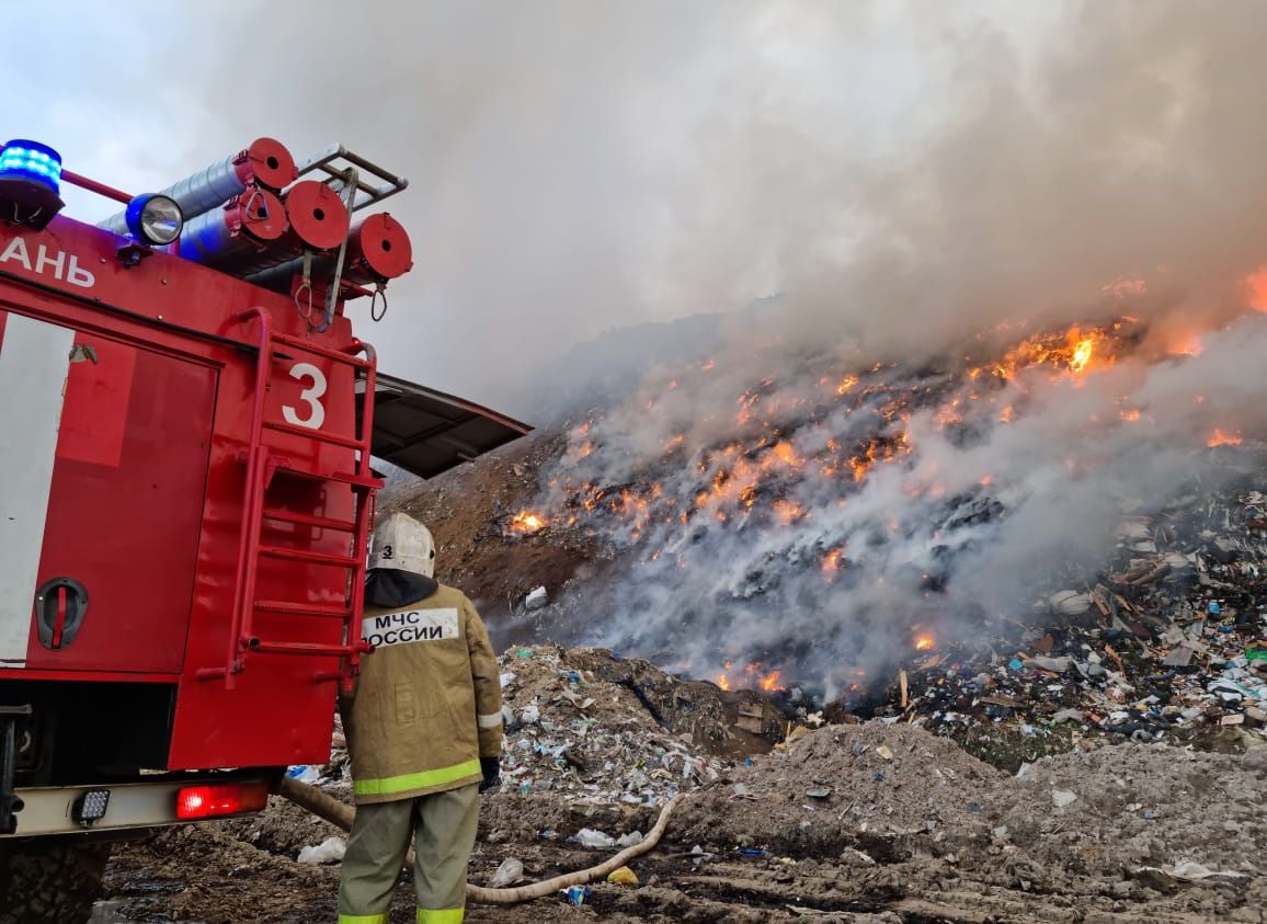 Появились фотографии и видео из эпицентра пожара на городской свалке Рязани