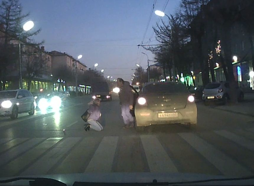 На улице Дзержинского водитель сбил женщину и увез ее в неизвестном направлении