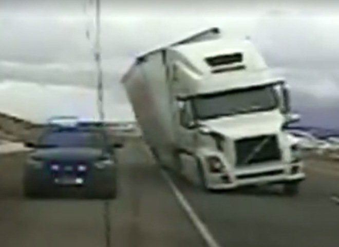 На трассе в США прицеп грузовика сдуло ветром (видео)