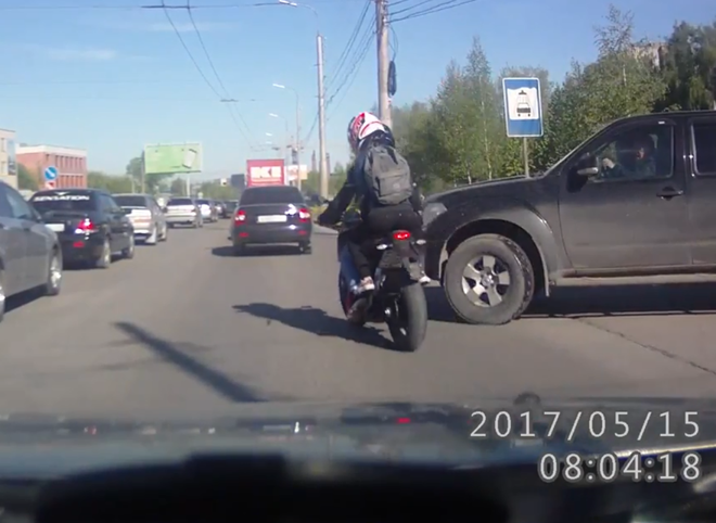 В Рязани мотоциклист едва не угодил под колеса внедорожника (видео)