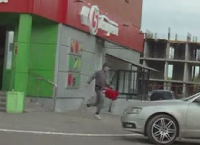 Рязанец украл из магазина «Пятерочка» полную корзину продуктов (видео)