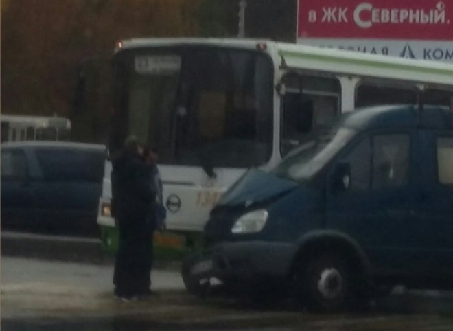 На перекрестке у «Глобуса» столкнулись автобус и «Газель»