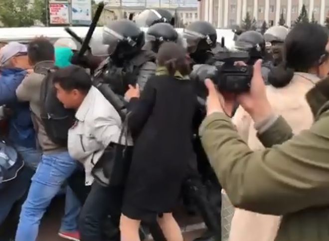 В центре Улан-Удэ на стихийной акции протеста начались жесткие столкновения