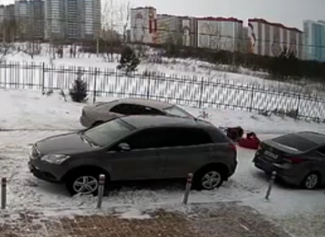В Новосибирске водитель сбил женщину с коляской из-за замечания