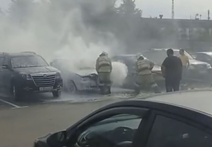 Пожар на автостоянке у РНПК попал на видео