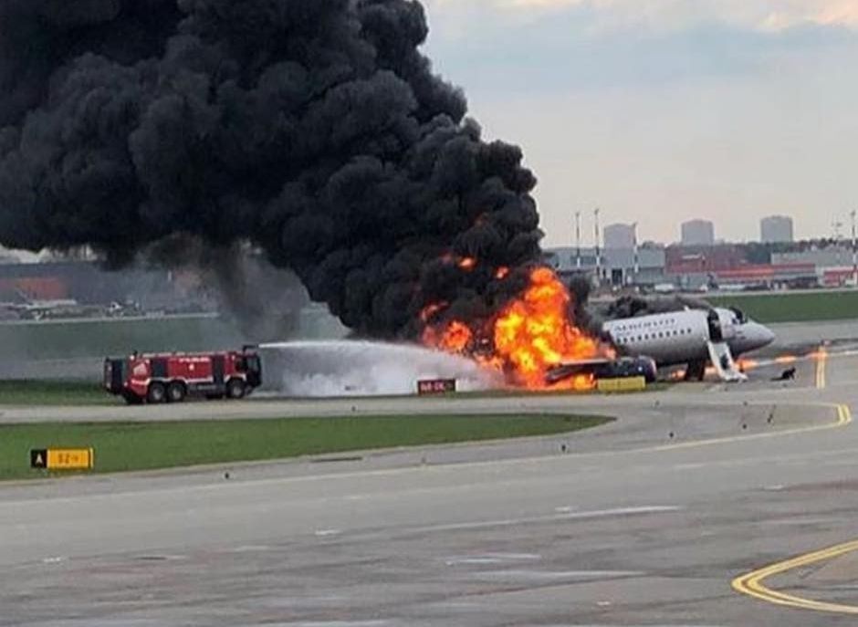 СМИ: при пожаре в самолете в аэропорту Шереметьево погибли 10 человек