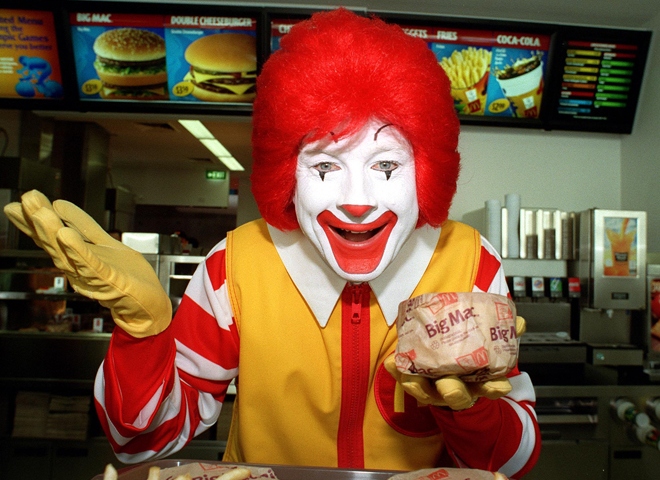 Соцсети: сотрудник McDonald's показал антисанитарию в кафе всему миру