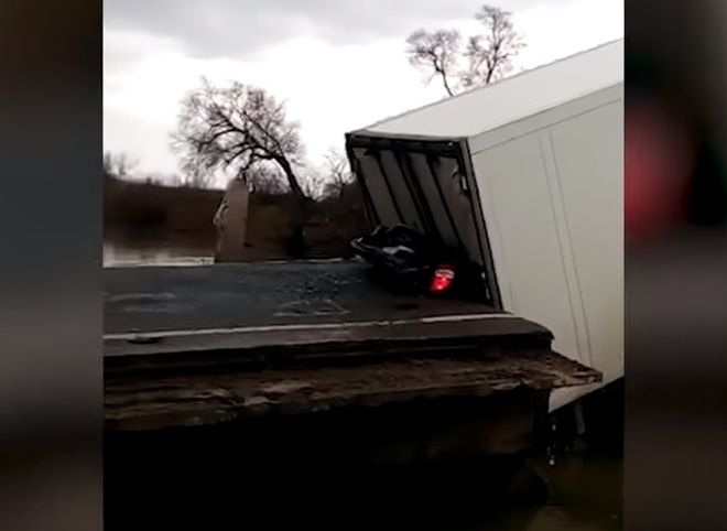 В Приморье под большегрузом обрушился автомобильный мост (видео)