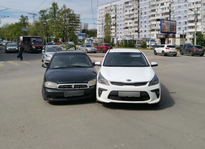 На улице Есенина столкнулись два автомобиля Kia