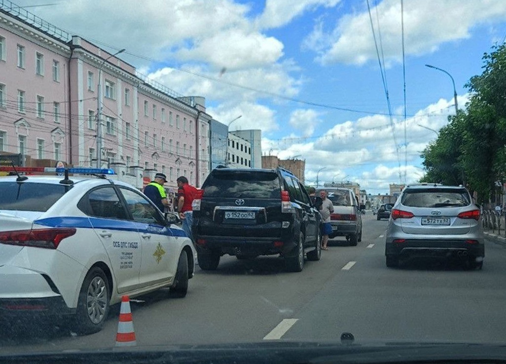 В массовом ДТП на Первомайском проспекте пострадала 36-летняя женщина