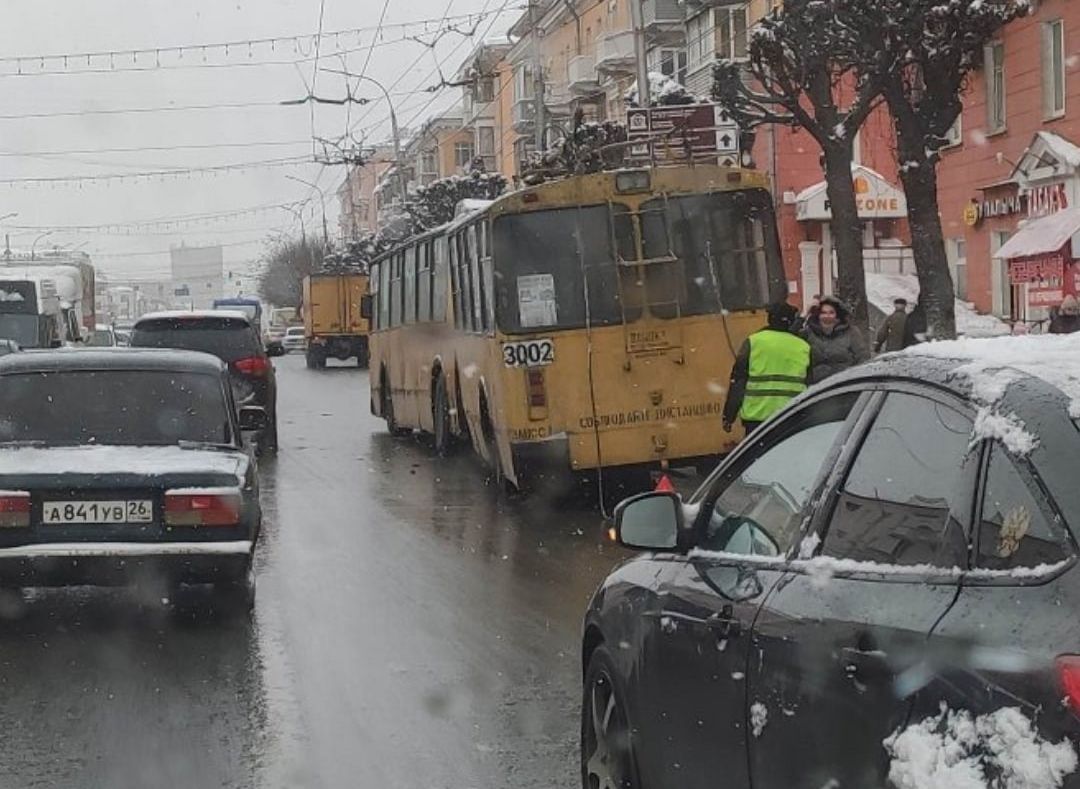 Раритетный рязанский троллейбус-гармошка попал в ДТП на Первомайском  проспекте