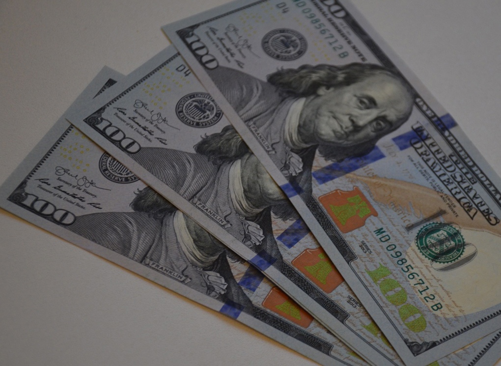Доллар опустился ниже 53 рублей впервые с 3 июня 2015 года