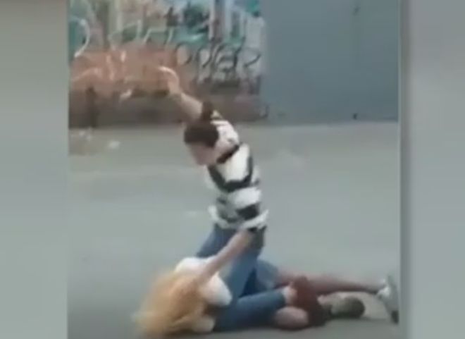 Во Владивостоке проверяют видео с избиением девушки-подростка